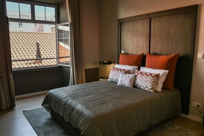 Chambre Double, vue ville | Bureau, rideaux occultants, lits bébé (gratuits), Wi-Fi gratuit