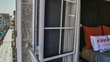 Habitación doble, vistas a la ciudad | Escritorio, cortinas opacas, cunas gratuitas y wifi gratis