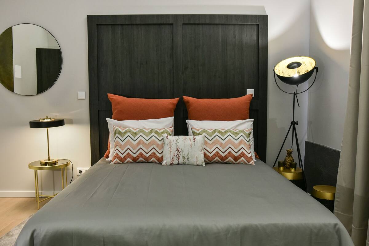 Escritorio, cortinas blackout, cunas gratuitas y wifi gratis 