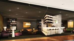 Een modern interieur met een bar, boekenkasten, zitplaatsen en een groot kunstwerk.