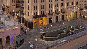 Een hotel met meerdere verdiepingen, modern van ontwerp, met balkons en een opvallende entree.