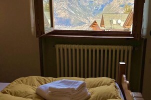 Escritorio, wifi gratis y ropa de cama 