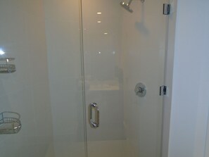 Apartment, Multiple Beds, Non Smoking, Bay View | 3 bedrooms, blackout drapes, iron/ironing board, free WiFi