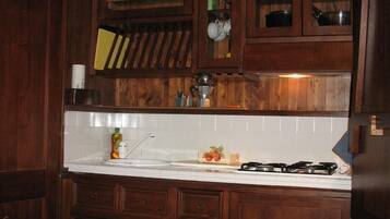 Grand réfrigérateur, micro-ondes, four, plaque de cuisson