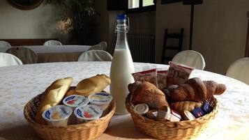 Grand réfrigérateur, micro-ondes, four, plaque de cuisson