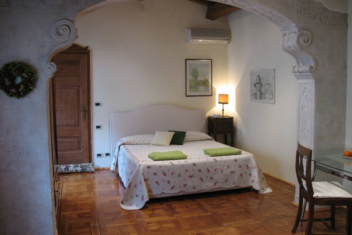 Estudio, 1 cama Queen size | Tabla de planchar con plancha, cunas gratuitas y wifi gratis