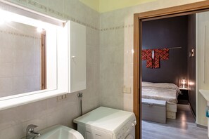 Studio | Badezimmer | Dusche, Bidet, Handtücher