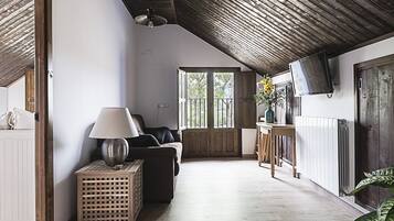 Apartament, 2 dormitoris (El Plano) | Sala d'estar | Televisor de pantalla plana