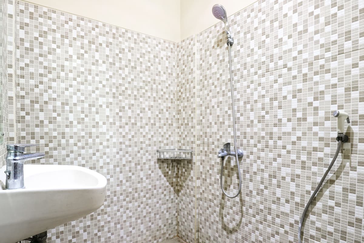 Shared Dormitory | Bathroom