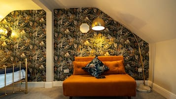 Decoración personalizada, muebles diferentes y cortinas blackout