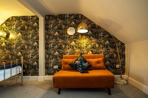 Attic Studio Suite, 1 double with Sofa Bed, Sea view | 客室ごとに異なる装飾、客室ごとに異なるインテリア、遮光カーテン、アイロン / アイロン台