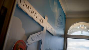 Una pared con letreros que indican la dirección hacia 'Channel View' y 'Weymouth'.