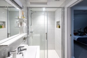Comfort studio suite | Badkamer | Een douche, gratis toiletartikelen, een haardroger, badjassen