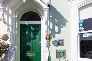 Property entrance - Channel View Guest House (Weymouth)