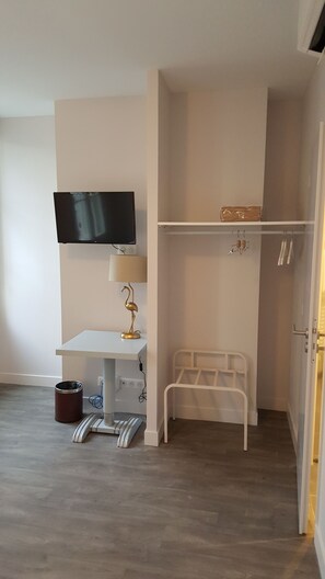 Comfort Double Room, 1 Queen Bed, Non Smoking, City View (Islande)