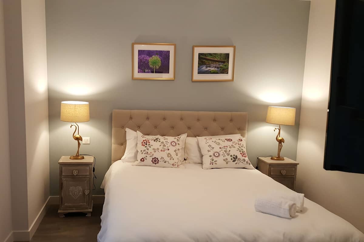 Habitación doble Confort, 1 cama Queen size, para no fumadores, vista al patio (France) | Ropa de cama de alta calidad y caja de seguridad en la habitación