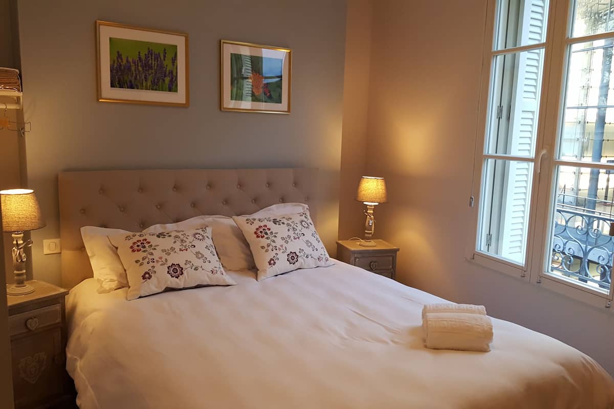 Habitación doble estándar, 1 cama Queen size, para no fumadores, vista a la ciudad (Espagne) | Ropa de cama de alta calidad y caja de seguridad en la habitación