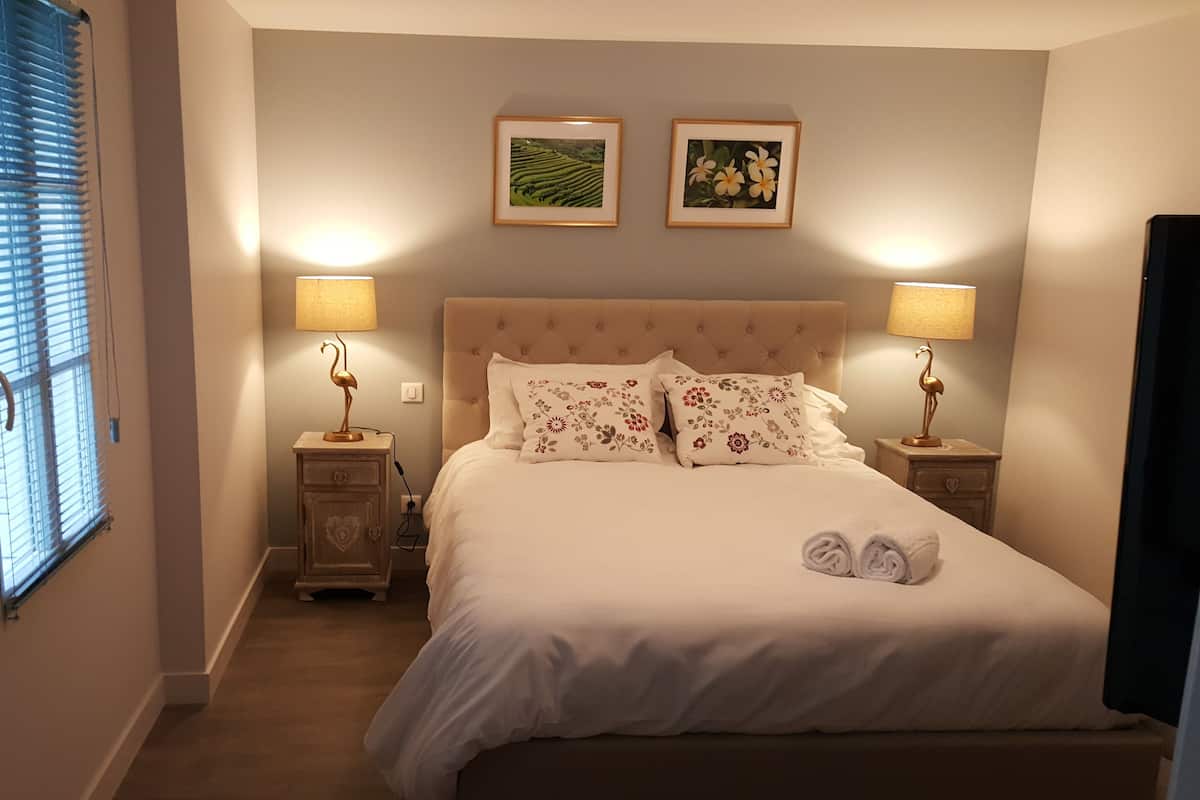 Habitación doble Confort, 1 cama Queen size, para no fumadores, vista al patio (Asie) | Ropa de cama de alta calidad y caja de seguridad en la habitación