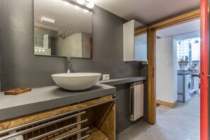 Ducha, secador de pelo, bidet, toallas