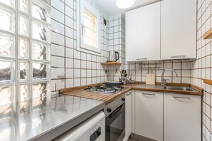 Refrigerador, horno, placa de cocina, tetera/pava eléctrica