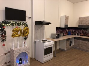 Full-sized fridge, microwave, stovetop, cookware/dishes/utensils