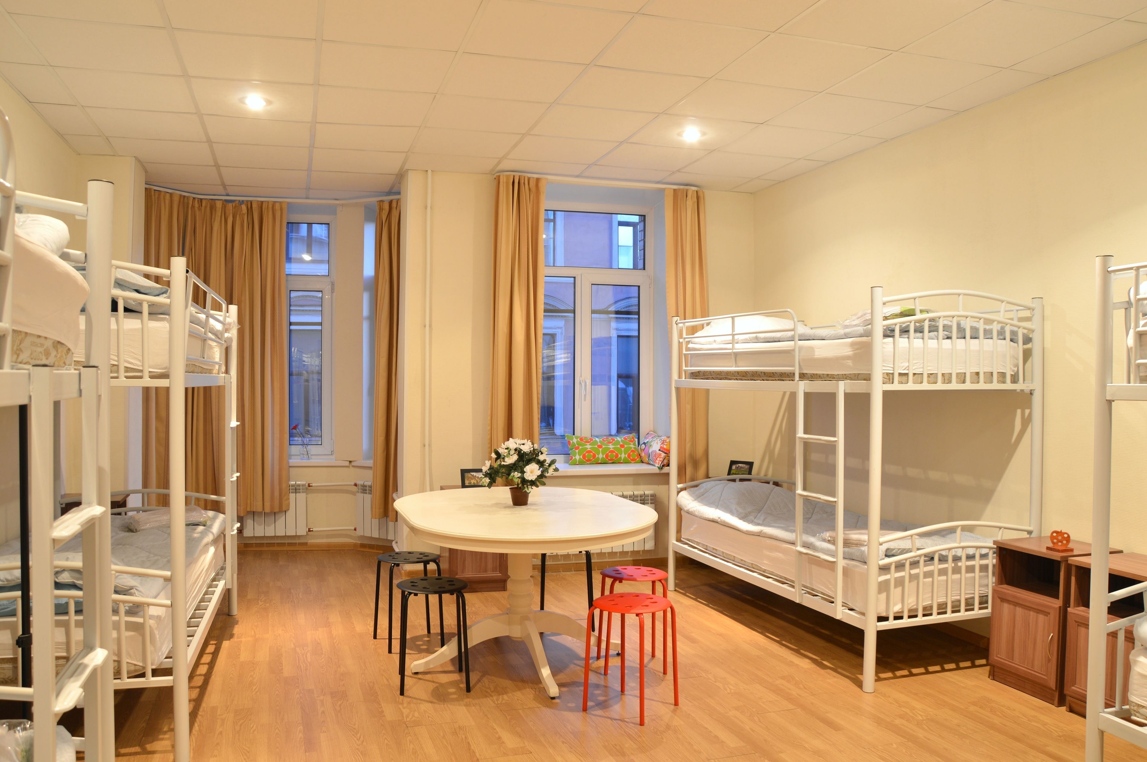 Pengeskab på værelset, skrivebord, mørklægningsgardiner, lydisolering