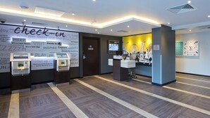Reception - Premier Inn Gloucester - Quayside (Gloucester)