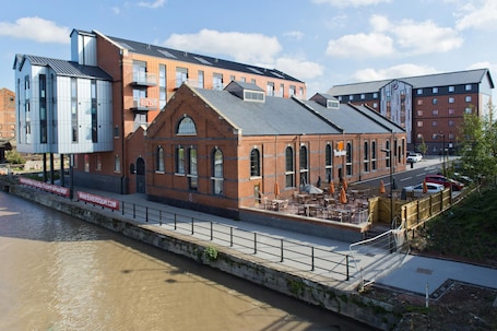 Exterior. Premier Inn Gloucester - Quayside