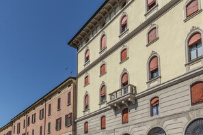 A multi-story building with arched windows and balconies. - San Mamolo Retreats (Bologna)