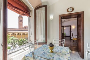 Apartamento, 2 quartos | Opções para refeição no quarto