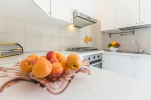 Apartamento, 2 quartos | Cozinha privada | Geladeira grande, fogão, cooktop, talheres/pratos/utensílios de cozinha