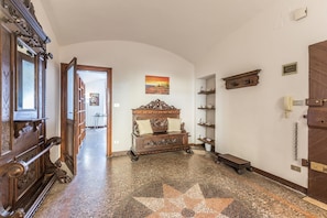 Apartamento, 2 quartos | Área de estar | TV de tela plana