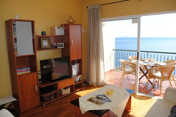 Apartment, 2 Bedrooms, Balcony, Ocean View | Living area