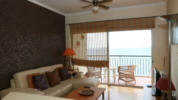 Apartment, 1 Bedroom, Balcony, Ocean View | Ruang tamu | TV skrin rata