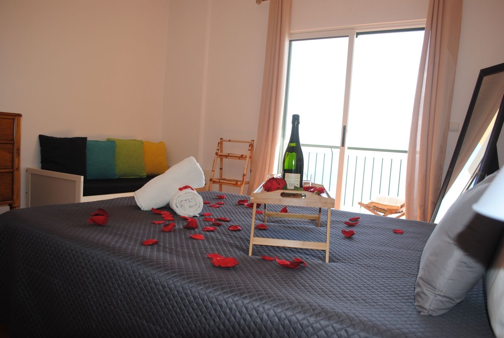 Apartment, 2 Schlafzimmer, Balkon, Meerblick | Babybetten, kostenloses WLAN, individuell dekoriert, Bettwäsche