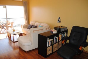 Apartment, 2 Schlafzimmer, Balkon, Meerblick | Wohnbereich | Flachbildfernseher