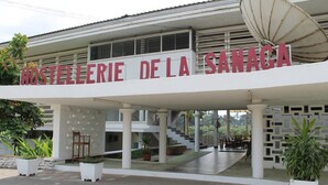 A building with a sign reading "HOSTELERIE DE LA SANAGA". - Hostellerie De La Sanaga (Edea)