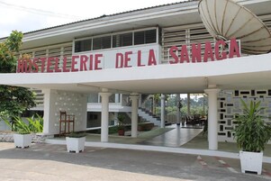 Um edifício com uma placa que diz "HOSTELERIE DE LA SANAGA".