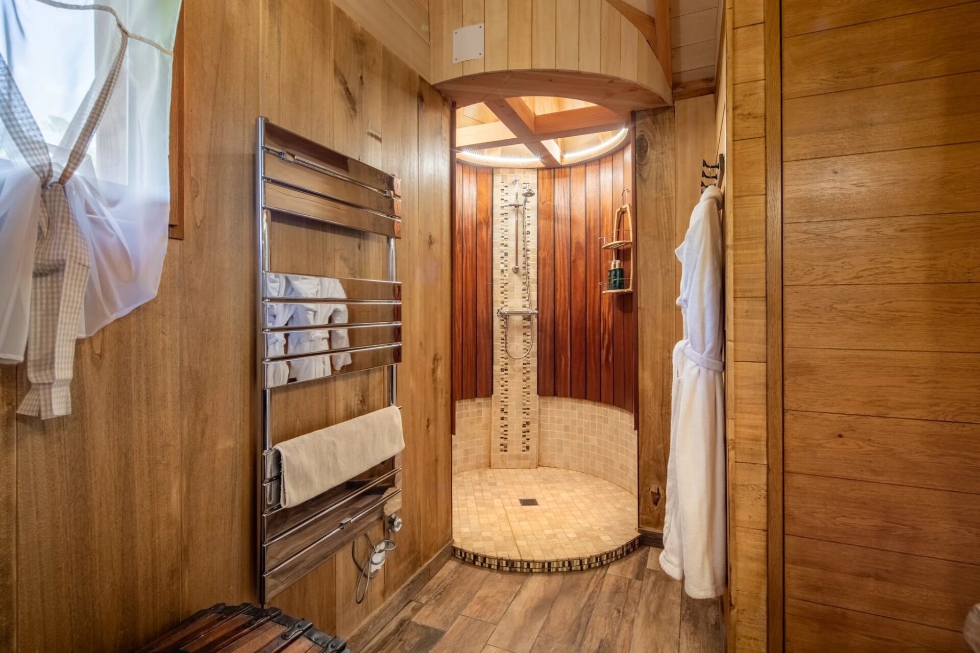 Ducha, secador de pelo, toallas, jabón