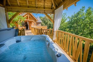 Casa de árbol clásica, patio, vista al jardín | Tina de hidromasaje privada