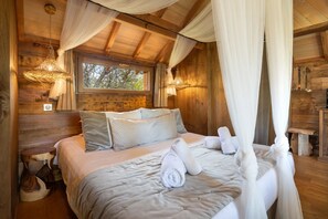 Comfort Tree House, Patio, Garden View | Individually decorated, individually furnished, rollaway beds, free WiFi - Domaine de Campagnac (Carsac-Aillac)