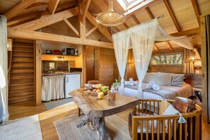 Trehytte – comfort, terrasse, hageutsikt | Individuelt dekorert og individuelt innredet