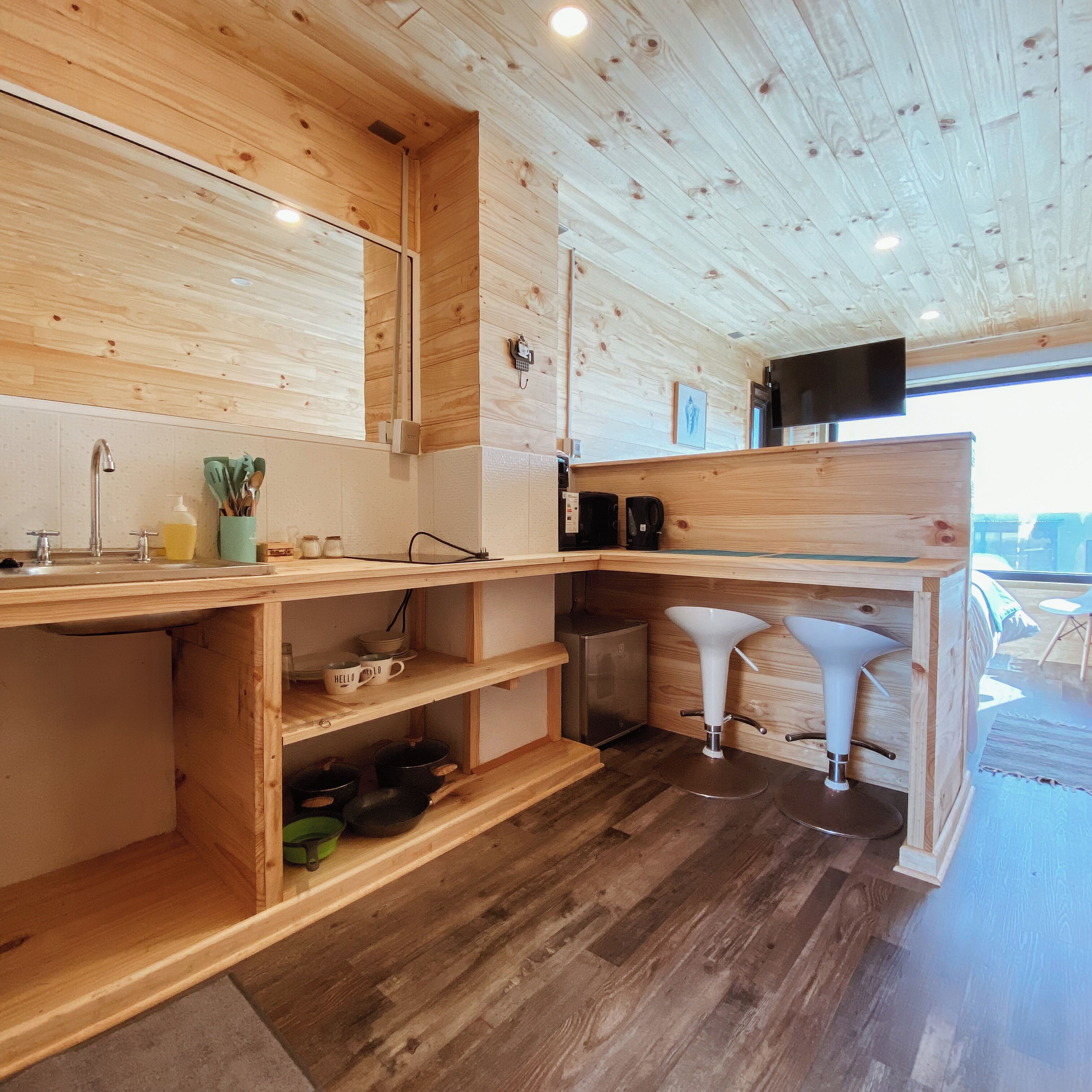 Comfort Studio Suite | Private kitchen | Fridge, stovetop, electric kettle, cookware/dishes/utensils