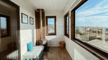 Suite – comfort, 1 dobbeltseng, sjøutsikt | Individuelt dekorert, strykejern/-brett, wi-fi (inkludert) og sengetøy