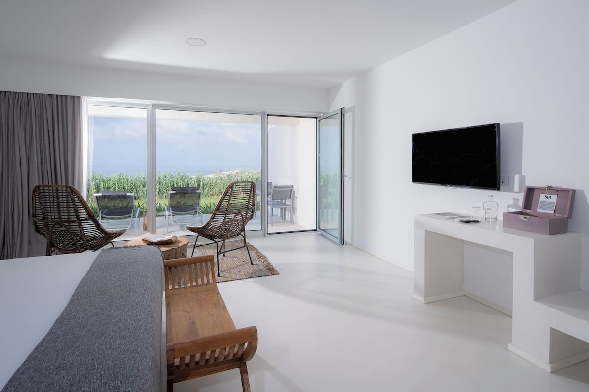 1 bedroom, hypo-allergenic bedding, pillow-top beds, in-room safe