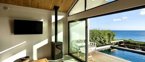 Alpehytte | Oppholdsområde | En 42-tommers smart-TV med kabel-kanaler samt TV og Netflix