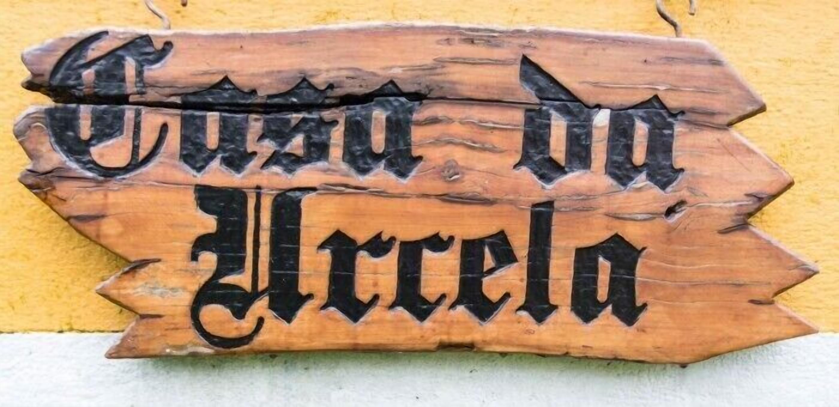 Un letrero de madera con texto grabado.
