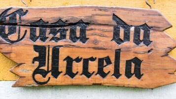 Un letrero de madera con texto grabado.