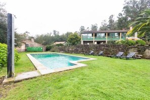 Una piscina al aire libre de temporada