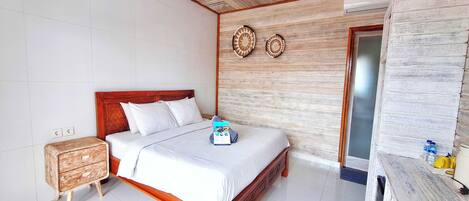 Un dormitorio con una cama de madera, una mesita de noche y una pared decorada con placas.